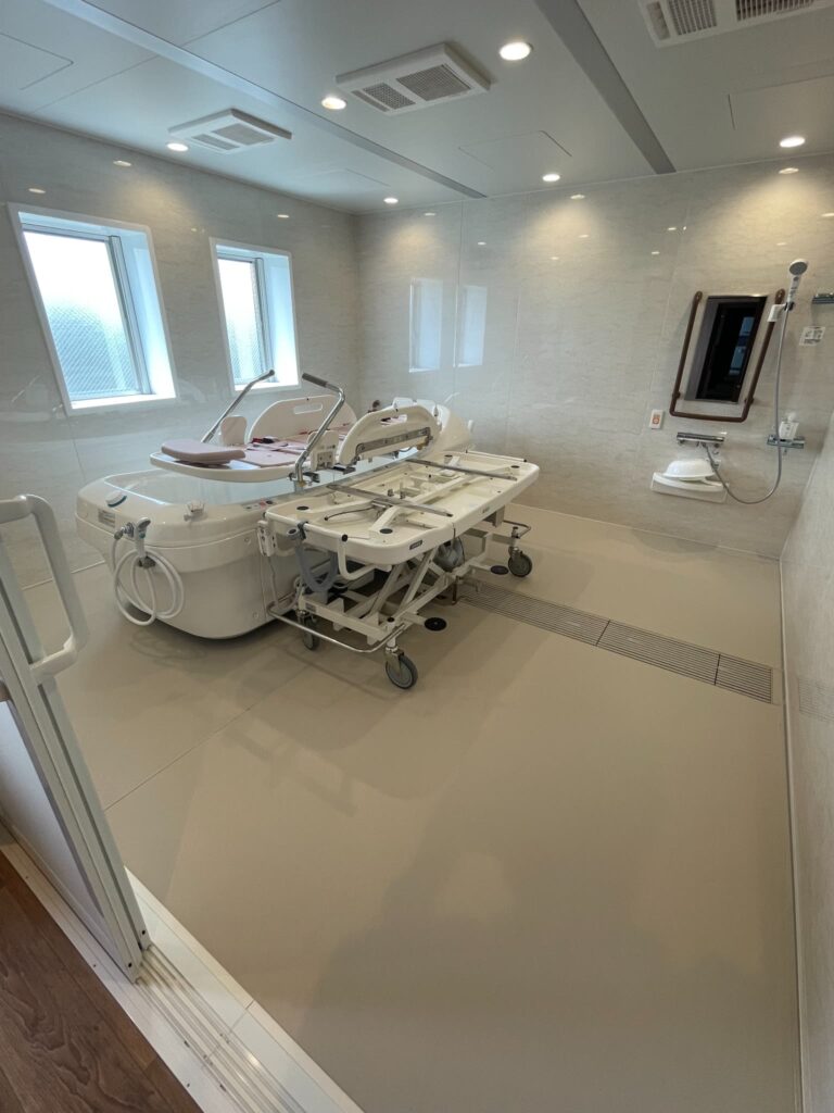 サービス付き高齢者向け住宅〈メディカルホーム四街道〉の浴室（機械浴　ストレッチャー）